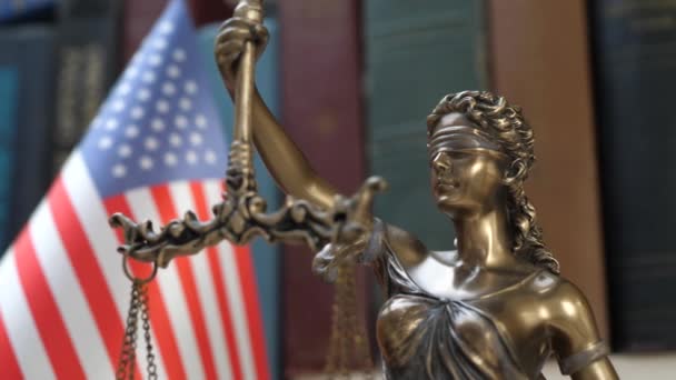 Lady Justice Symbol mit USA-Flagge und Bücherregalhintergrund - Filmmaterial, Video