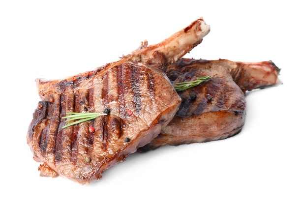 Délicieux steaks de bœuf grillés isolés sur blanc
 - Photo, image