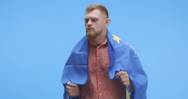 Nuori mies tanssimassa ja pitämässä EU:n lippua
 - Materiaali, video