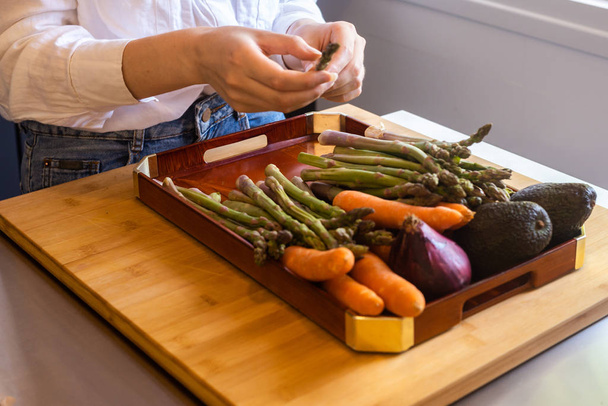 Mains pour commander des légumes
 - Photo, image