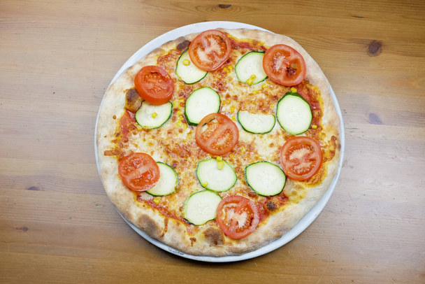 Pizza az éttermi asztalon - Fotó, kép