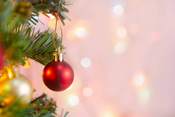 Decoración de Navidad. Colgando bolas rojas en ramas de pino christm
 - Foto, imagen