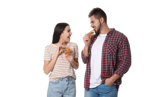 Casal feliz com pizza isolada em branco
 - Foto, Imagem