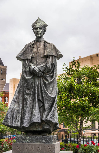 graue Bronzestatue von Erzbischof daniel mannix, melbourne austra - Foto, Bild