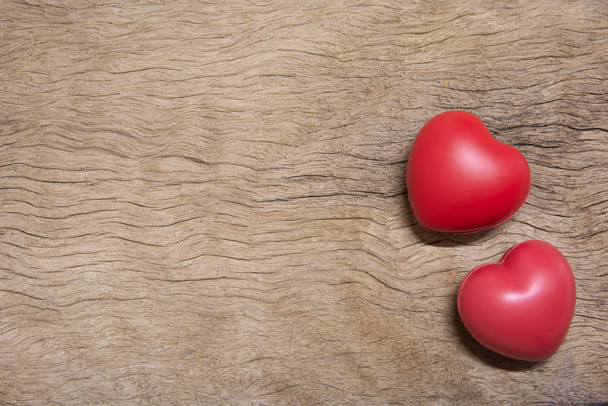 Cuore rosso: gommapiuma rossa con cuore sagomato per biglietto di San Valentino
.  - Foto, immagini