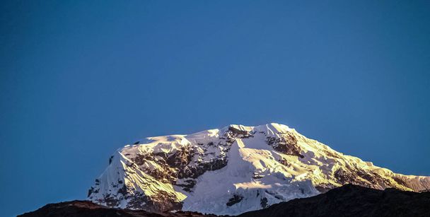 Vue panoramique de l'Himalaya sur les montagnes enneigées
 - Photo, image