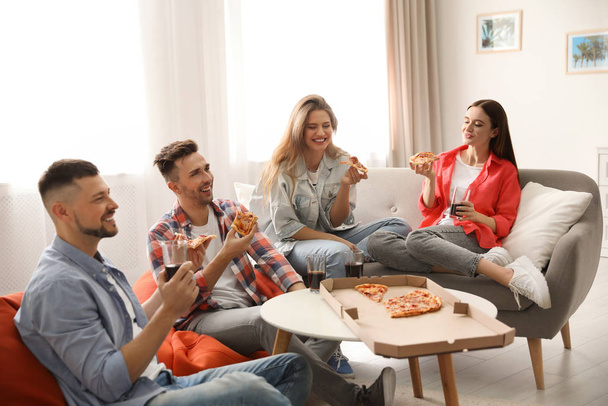 Group of friends eating tasty pizza at home - Foto, Bild