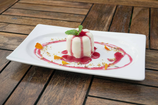 Pudding auf einem Restauranttisch - Foto, Bild