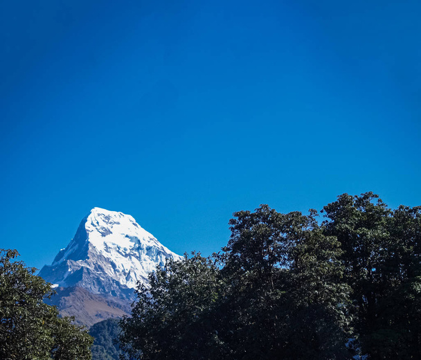 Belle prise de vue d'une montagne enneigée avec ciel bleu clair
 - Photo, image