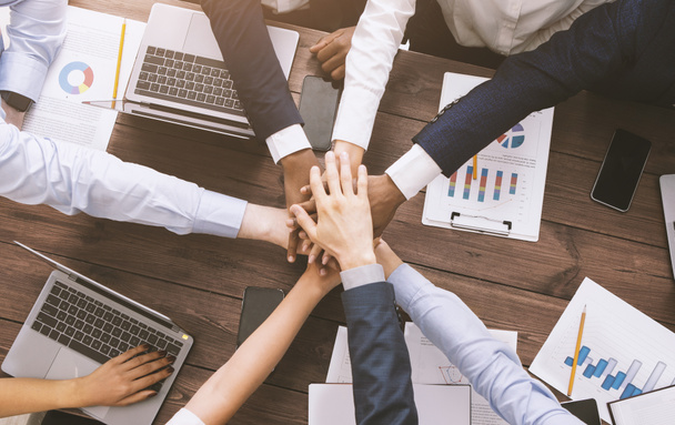 Багатоетнічна бізнес команда складає руки разом на зустрічі
 - Фото, зображення