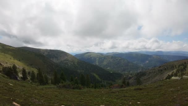 Panorama della valle di montagna. Vista dalla cima della montagna
 - Filmati, video
