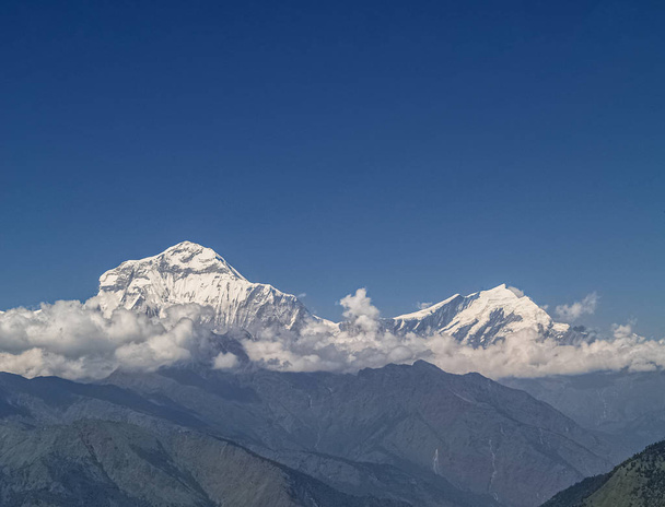 Belle prise de vue d'une montagne enneigée avec ciel bleu clair
 - Photo, image