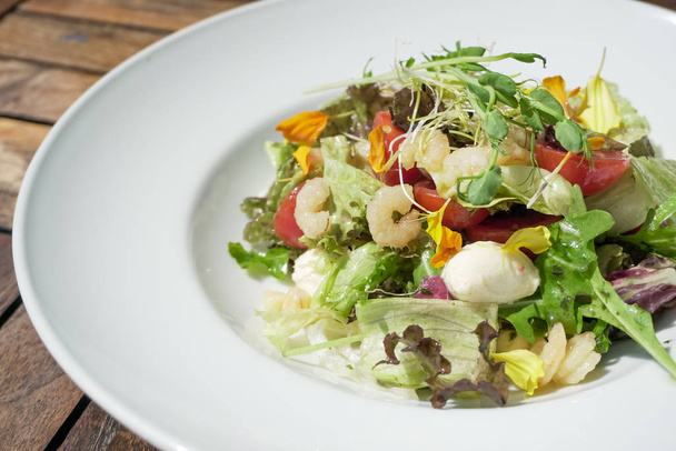 Salat auf einem Restauranttisch - Foto, Bild