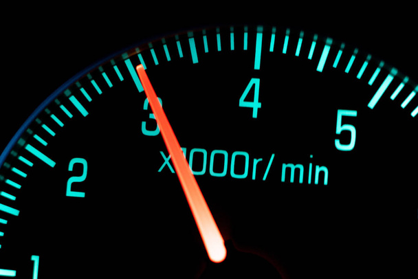 a jármű sebességmérőjének makro nézete számokkal és skálával - Fotó, kép