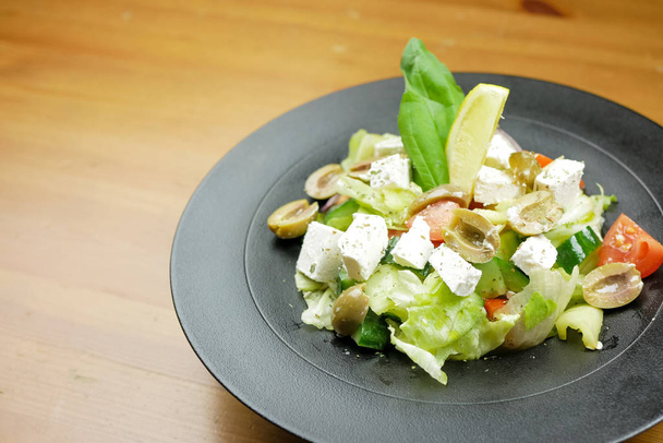 Salade sur une table de restaurant
 - Photo, image