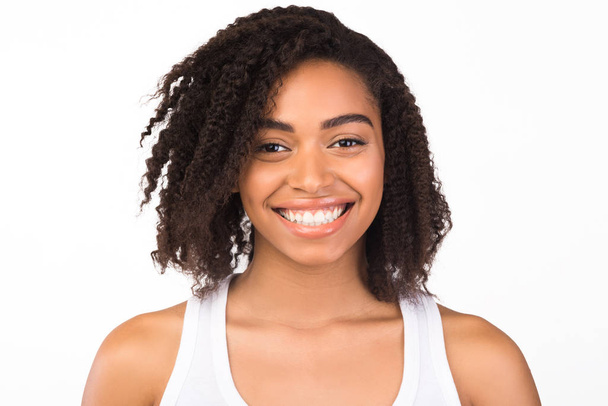 Mooie Afro-Amerikaanse vrouw glimlachen op camera - Foto, afbeelding