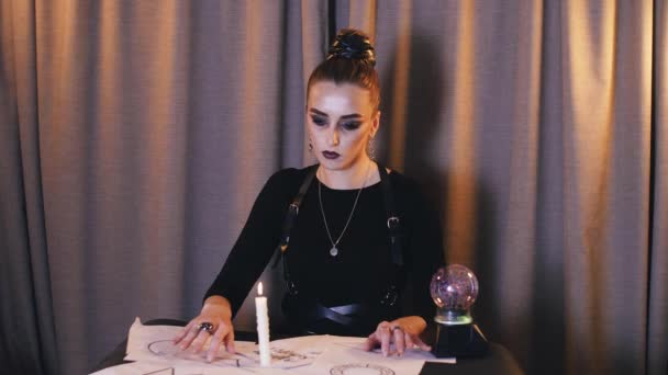 Dívka provádí okultní retuše - Záběry, video