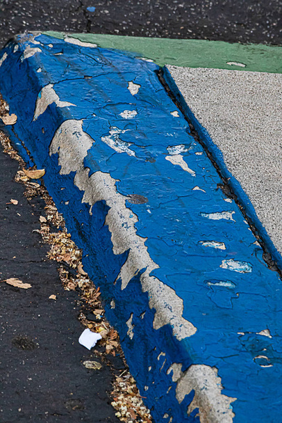 Синий крашеный бордюр для парковки инвалидов, врезающийся только в зеленый бордюр на ограниченное время
 - Фото, изображение