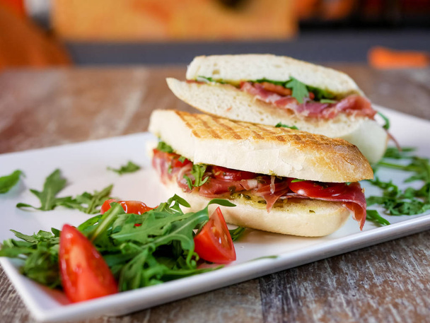 Сэндвич на столе ресторана
 - Фото, изображение