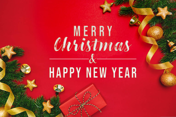 Χριστουγεννιάτικο δώρο και πεύκο με χριστουγεννιάτικη διακόσμηση σε κόκκινο φόντο - Φωτογραφία, εικόνα