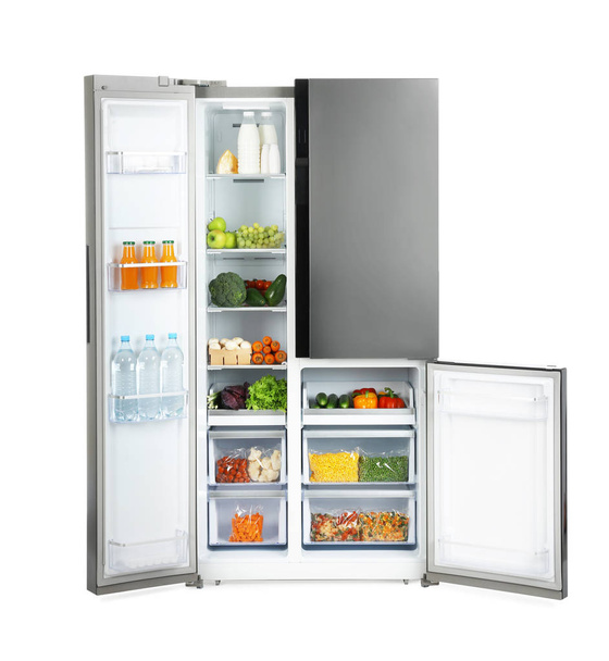 Open koelkast gevuld met producten geïsoleerd op wit - Foto, afbeelding