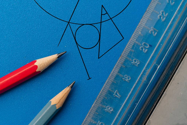 rysowanie planu na powierzchni kolorystycznej przy użyciu ołówka, linijki, kompasu i innych narzędzi, kształtów geometrii - Zdjęcie, obraz