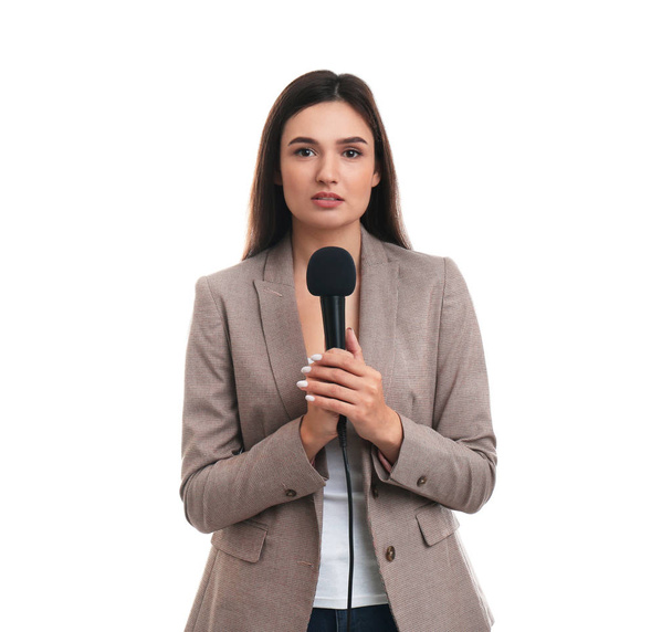 Молодая журналистка с микрофоном на белом фоне
 - Фото, изображение