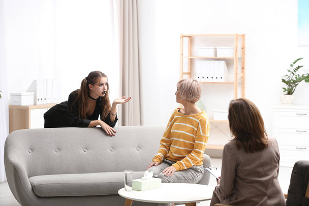 Psychotherapeut werkt met tiener goth meisje en haar moeder in het kantoor - Foto, afbeelding