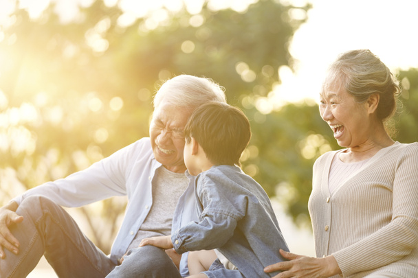 щасливі азіатські бабусі і дідусі і онук
 - Фото, зображення