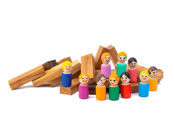eco-giocattoli in legno in piedi su diversi livelli di gradini in legno su uno sfondo bianco isolato
 - Foto, immagini
