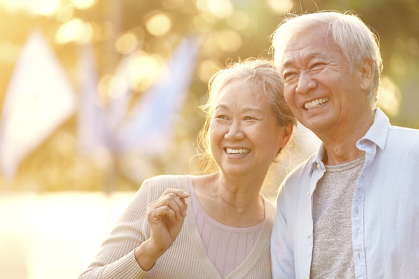 ritratto all'aperto di felice anziani coppia asiatica
 - Foto, immagini