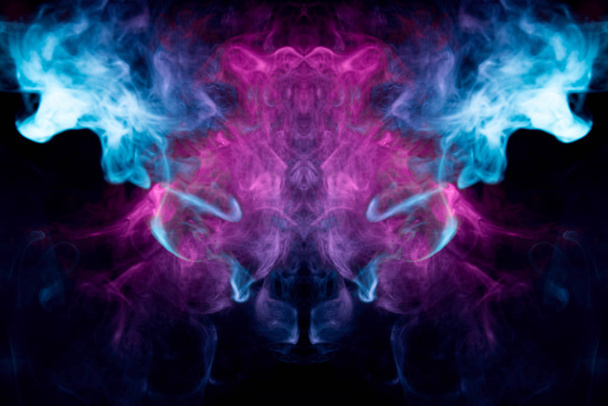 Wolke aus buntem violettem Rauch in Form eines Totenkopfes, Monsters, Drachen auf schwarzem, isoliertem Hintergrund. Hintergrund aus dem Rauch des Dampfes. mocap für cooles T-Shirt - Foto, Bild
