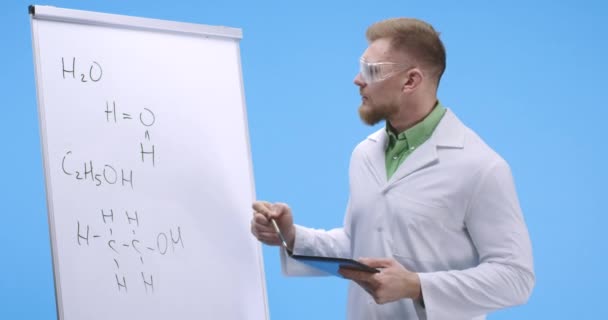 Молодой ученый объясняет химические формулы
 - Кадры, видео