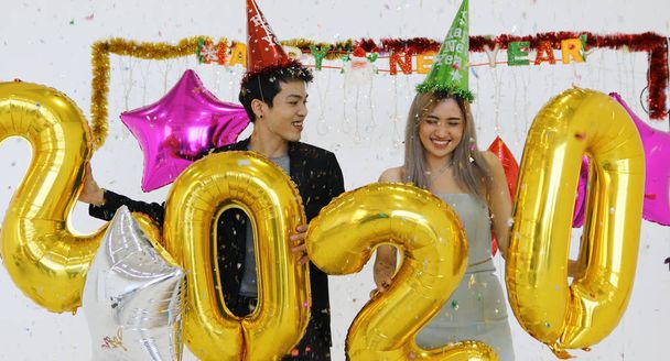 Aziatisch paar lover holding 2020 nummers vieren een nieuw jaar een - Foto, afbeelding