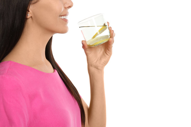 Mujer joven con sabrosa agua de limón sobre fondo blanco, primer plano
 - Foto, Imagen