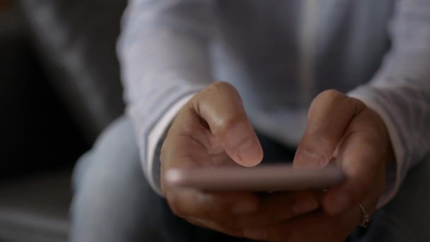 Zblízka žena ruce textové zprávy na mobilním telefonu pro komunikaci a chatování na sociální on-line. - Záběry, video