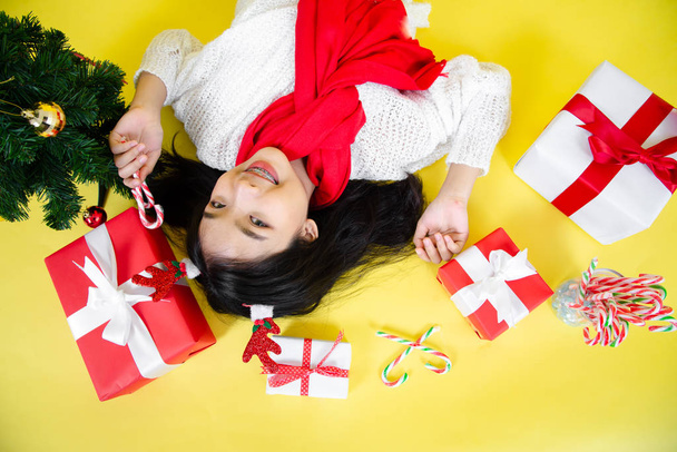 Asian teenager girl wearing Santa Claus costume lying on floor w - Foto, immagini