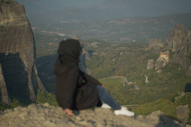 Asian hijab traveller enjoying the view from Kalampaka Hills, Varlaam, Greece - Foto, immagini