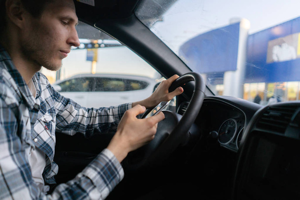 motorista masculino no veículo usando o smartphone, acidente na estrada
 - Foto, Imagem