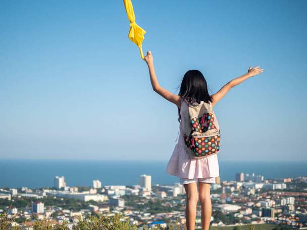 Girl with backpack standing on the top of city view, lifestyle c - Foto, imagen