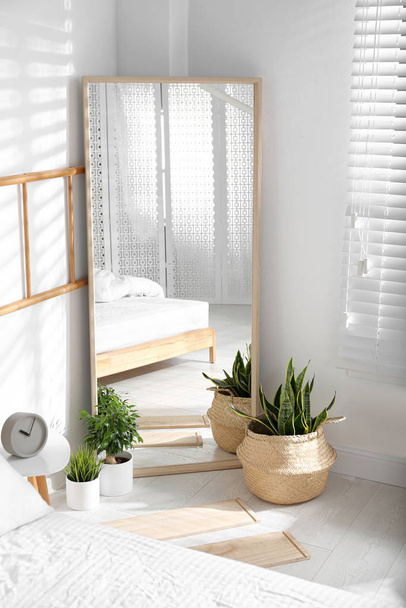 moderne Schlafzimmereinrichtung mit stilvollem großen Spiegel - Foto, Bild