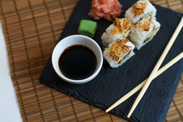 Sushi em uma mesa de restaurante
 - Foto, Imagem