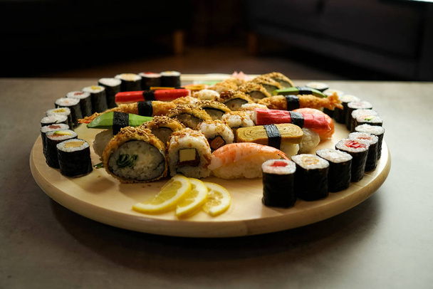 Sushi su un tavolo di ristorante
 - Foto, immagini