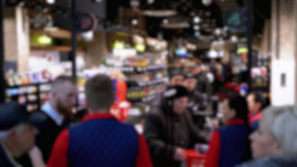 Ostajien joukko supermarketissa seisoo jonossa kassalla
 - Materiaali, video