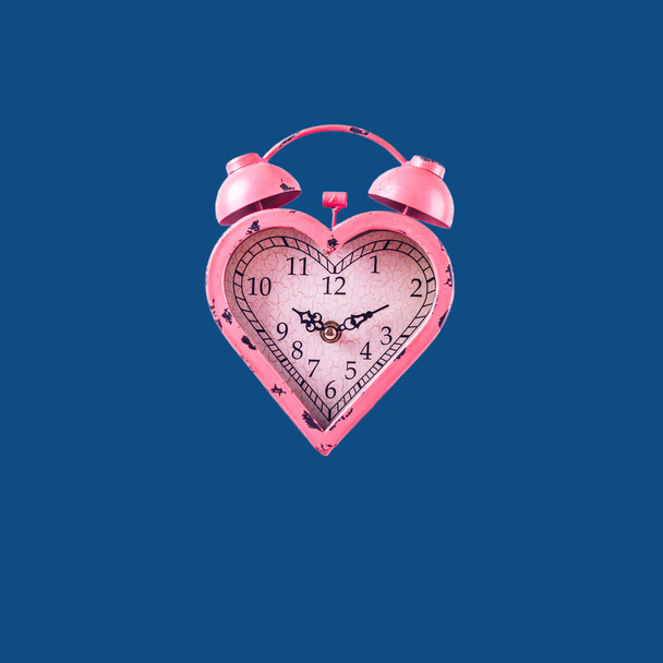 Klasik mavi arka planda kalp şeklinde pembe saat. Sevgililer Günü ve sadakatsizlik ve süre kavramını seviyorum. - Fotoğraf, Görsel