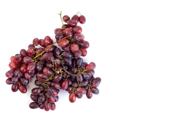 Ramo de uvas jugosas frescas maduras sobre blanco
 - Foto, imagen