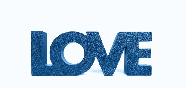Klasický modrý třpytivý nápis Láska. Valentýnský nápad. Trendy minimalistický rekreační design pozadí - Fotografie, Obrázek