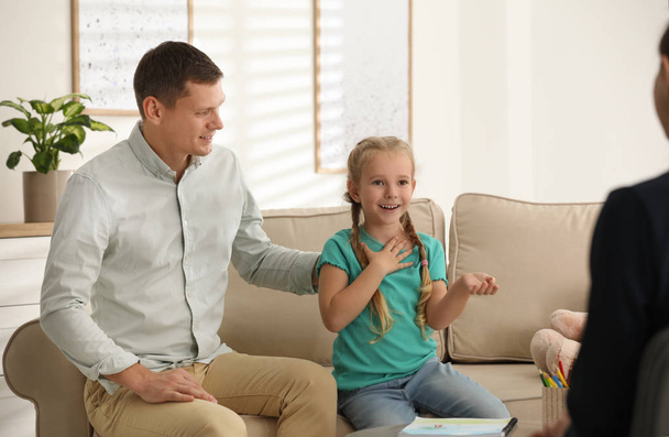 Menina e seu pai na nomeação com psicoterapeuta infantil dentro de casa
 - Foto, Imagem