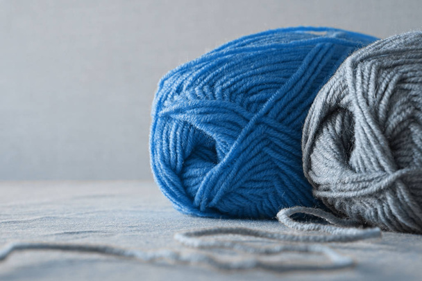 Filetage pour tricot, boules de fil de couleur bleu gris
 - Photo, image