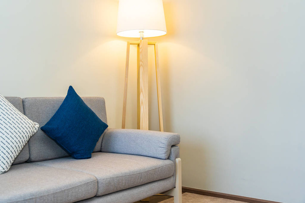 Pohodlný polštář na pohovce dekorace s lampou interiér - Fotografie, Obrázek